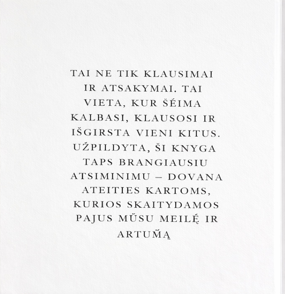 Šeimos Mozaika knygos galinis viršelis su citata apie šeimos prisiminimus